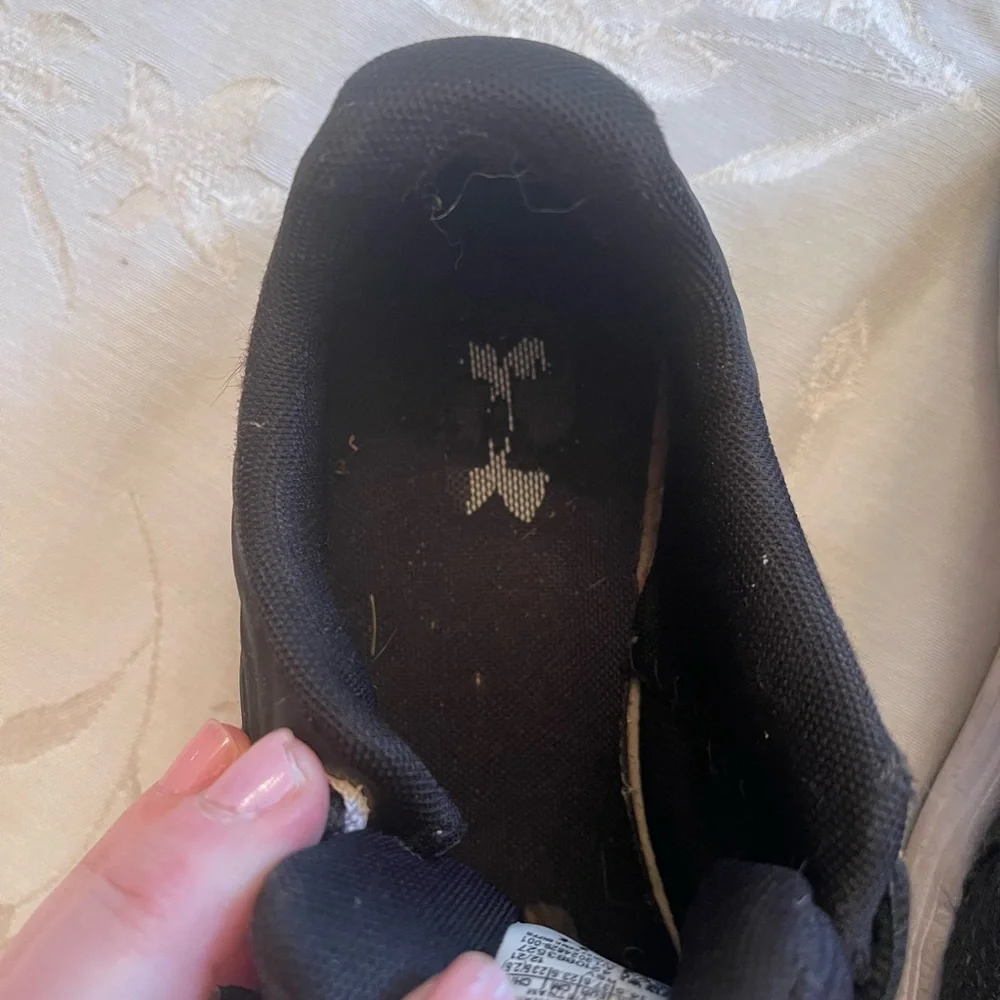 Girls Black Under Armour Size 5 Athletic Sneakers